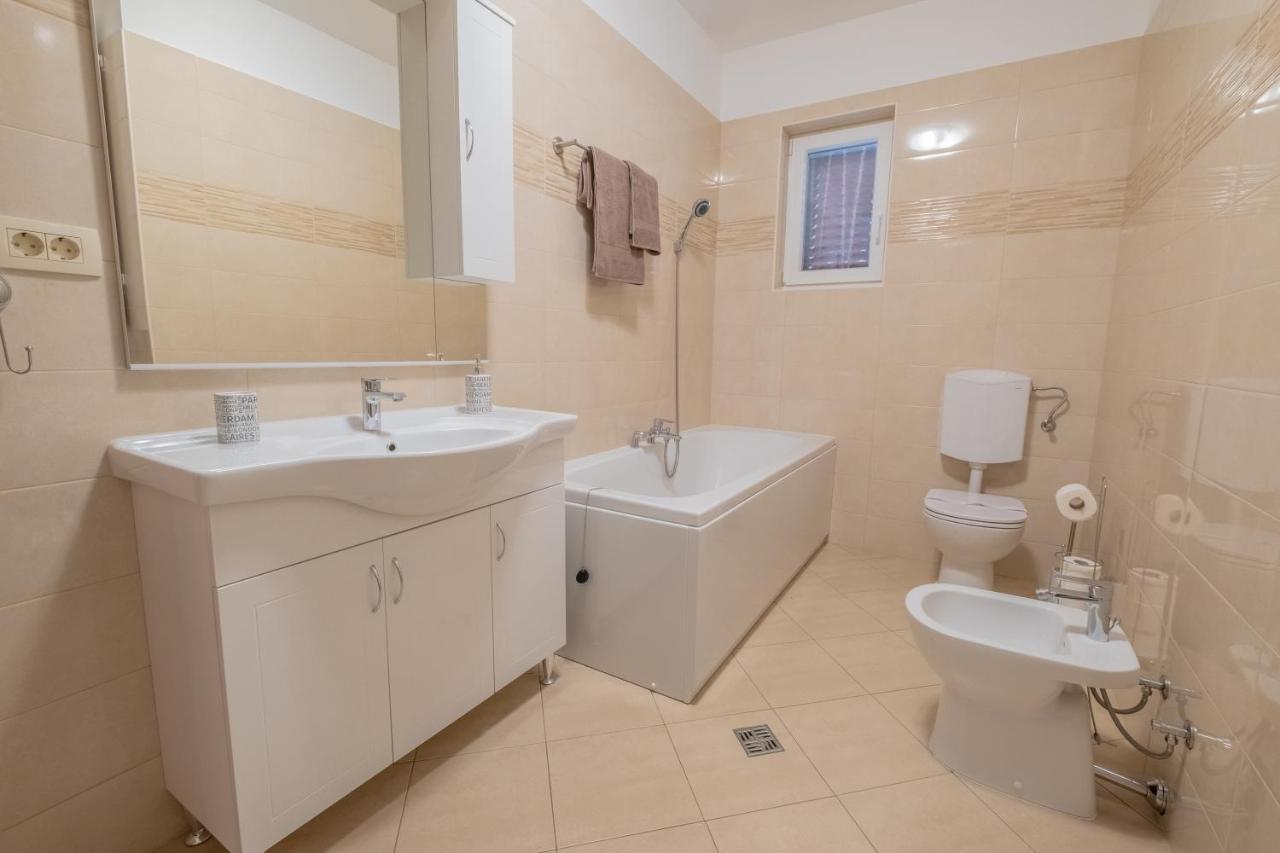 Amazing 4 Bedroom Villa With Swimming Pool And Wifi, Family Frendly Tribalj  Dış mekan fotoğraf